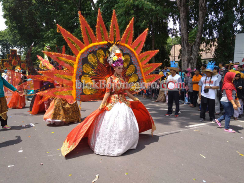 Jelang Pawai Budaya, Omzet Sewa Baju Karnaval Meningkat